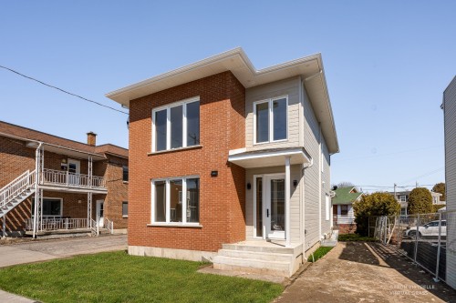 56 Rue St-Charles  Sainte-Thérèse, QC J7E 2A8