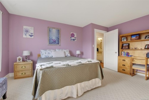 5992 Stonehaven Dr, Duncan, BC - Indoor Photo Showing Bedroom