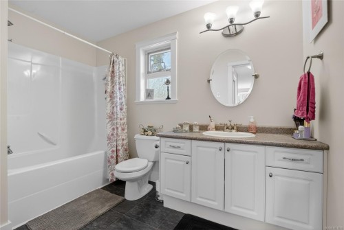 5992 Stonehaven Dr, Duncan, BC - Indoor Photo Showing Bathroom