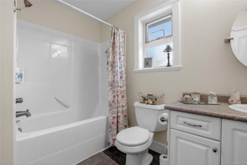 5992 Stonehaven Dr, Duncan, BC - Indoor Photo Showing Bathroom