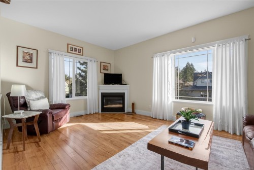 5992 Stonehaven Dr, Duncan, BC - Indoor Photo Showing Living Room With Fireplace