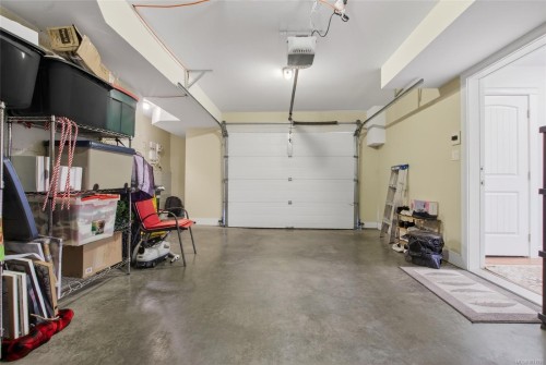 5992 Stonehaven Dr, Duncan, BC - Indoor Photo Showing Garage
