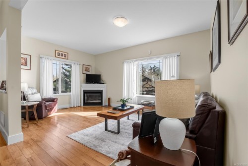 5992 Stonehaven Dr, Duncan, BC - Indoor Photo Showing Living Room With Fireplace