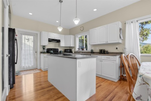 5992 Stonehaven Dr, Duncan, BC - Indoor Photo Showing Kitchen