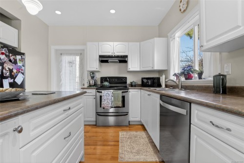 5992 Stonehaven Dr, Duncan, BC - Indoor Photo Showing Kitchen