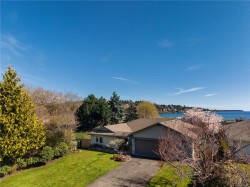 3819 Beachview Pl Saanich, BC V8P 5N8