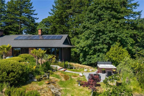 1996 Ferndale Rd, Saanich, BC 