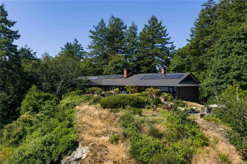 1996 Ferndale Rd, Saanich, BC 