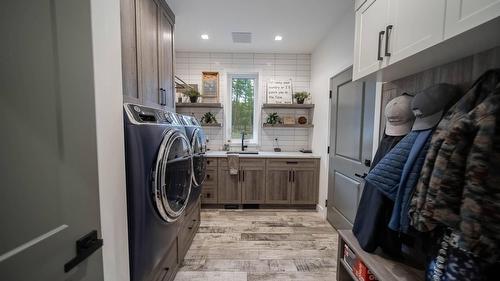 2106 Whistle Wood Way, Cranbrook, BC - Indoor Photo Showing Laundry Room