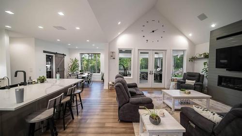 2106 Whistle Wood Way, Cranbrook, BC - Indoor Photo Showing Living Room With Fireplace