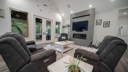2106 Whistle Wood Way, Cranbrook, BC - Indoor Photo Showing Living Room With Fireplace