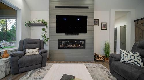 2106 Whistle Wood Way, Cranbrook, BC - Indoor Photo Showing Living Room With Fireplace