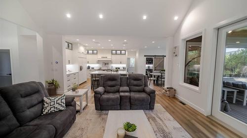 2106 Whistle Wood Way, Cranbrook, BC - Indoor Photo Showing Living Room