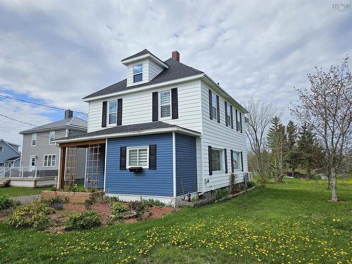 37 Morris Street  Springhill, NS B0M 1X0