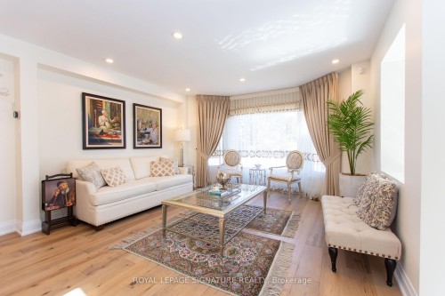 6141 Tenth Line W, Mississauga, ON - Indoor Photo Showing Living Room