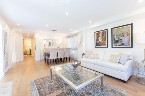 6141 Tenth Line W, Mississauga, ON - Indoor Photo Showing Living Room