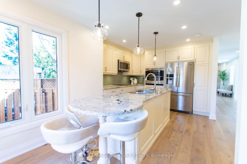 6141 Tenth Line W, Mississauga, ON - Indoor Photo Showing Kitchen With Stainless Steel Kitchen With Double Sink With Upgraded Kitchen