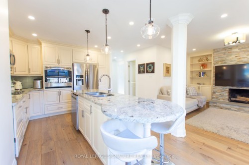 6141 Tenth Line W, Mississauga, ON - Indoor Photo Showing Kitchen With Stainless Steel Kitchen With Double Sink With Upgraded Kitchen