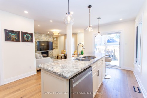 6141 Tenth Line W, Mississauga, ON - Indoor Photo Showing Kitchen With Double Sink With Upgraded Kitchen