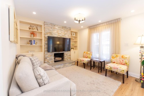 6141 Tenth Line W, Mississauga, ON - Indoor Photo Showing Living Room