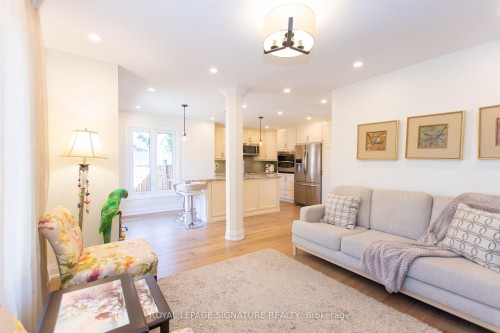 6141 Tenth Line W, Mississauga, ON - Indoor Photo Showing Living Room