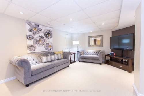 6141 Tenth Line W, Mississauga, ON - Indoor Photo Showing Living Room