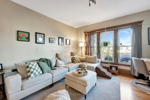 70 Belview Avenue, Hamilton, ON - Indoor Photo Showing Living Room