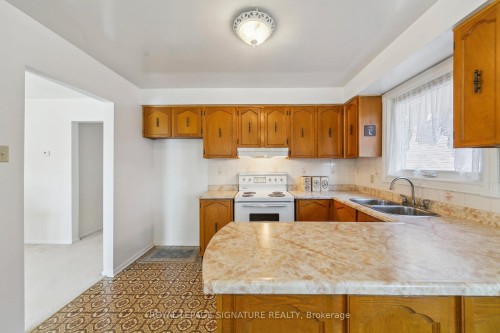 1613 Lewes Way, Mississauga, ON - Indoor Photo Showing Kitchen With Double Sink