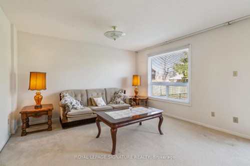 1613 Lewes Way, Mississauga, ON - Indoor Photo Showing Living Room