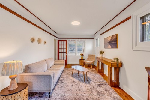 10 Locarno Avenue, Hamilton, ON - Indoor Photo Showing Living Room