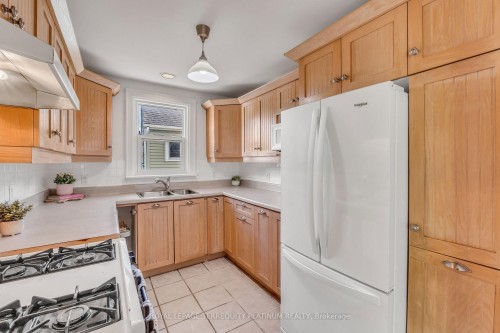 10 Locarno Avenue, Hamilton, ON - Indoor Photo Showing Kitchen With Double Sink