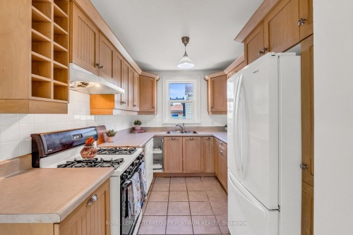 10 Locarno Avenue, Hamilton, ON - Indoor Photo Showing Kitchen With Double Sink