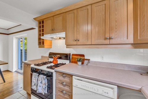 10 Locarno Avenue, Hamilton, ON - Indoor Photo Showing Kitchen