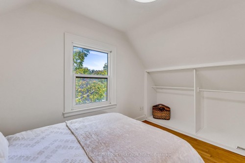 10 Locarno Avenue, Hamilton, ON - Indoor Photo Showing Bedroom
