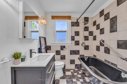 10 Locarno Avenue, Hamilton, ON - Indoor Photo Showing Bathroom