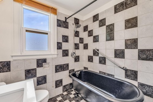 10 Locarno Avenue, Hamilton, ON - Indoor Photo Showing Bathroom