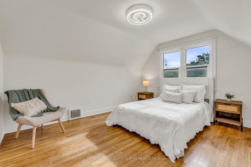 10 Locarno Avenue, Hamilton, ON - Indoor Photo Showing Bedroom