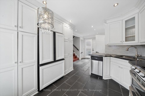 1825 Hyde Mill Crescent, Mississauga, ON - Indoor Photo Showing Kitchen