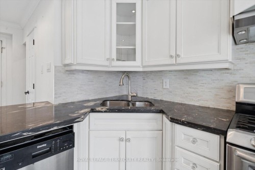 1825 Hyde Mill Crescent, Mississauga, ON - Indoor Photo Showing Kitchen With Double Sink With Upgraded Kitchen