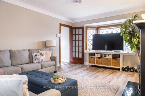 143 Huxley Avenue S, Hamilton, ON - Indoor Photo Showing Living Room