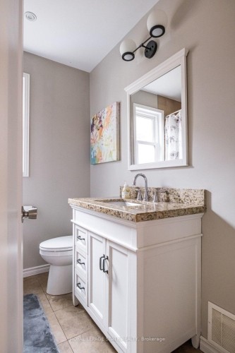 143 Huxley Avenue S, Hamilton, ON - Indoor Photo Showing Bathroom