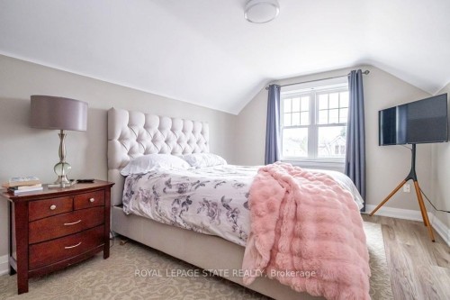 143 Huxley Avenue S, Hamilton, ON - Indoor Photo Showing Bedroom