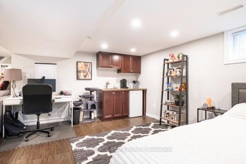 143 Huxley Avenue S, Hamilton, ON - Indoor