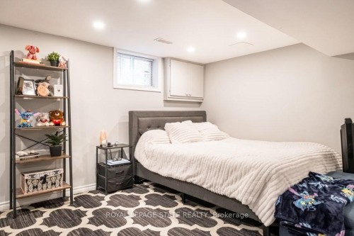 143 Huxley Avenue S, Hamilton, ON - Indoor Photo Showing Bedroom
