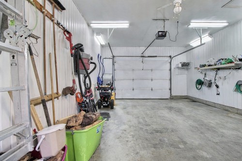 Garage - 213 Av. Roy, Saint-Jules, QC - Indoor Photo Showing Garage