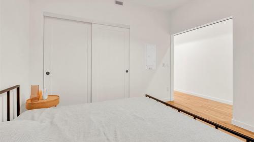311-660 Cawston Avenue, Kelowna, BC - Indoor Photo Showing Bedroom