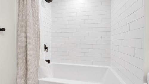 311-660 Cawston Avenue, Kelowna, BC - Indoor Photo Showing Bathroom