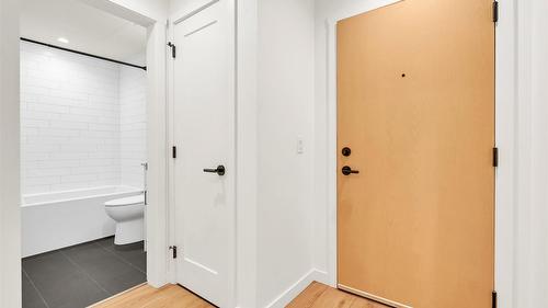 311-660 Cawston Avenue, Kelowna, BC - Indoor Photo Showing Other Room