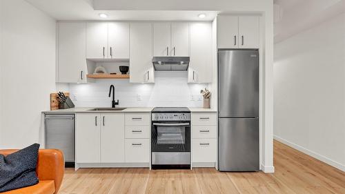 311-660 Cawston Avenue, Kelowna, BC - Indoor Photo Showing Kitchen With Upgraded Kitchen