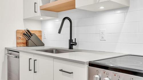 311-660 Cawston Avenue, Kelowna, BC - Indoor Photo Showing Kitchen